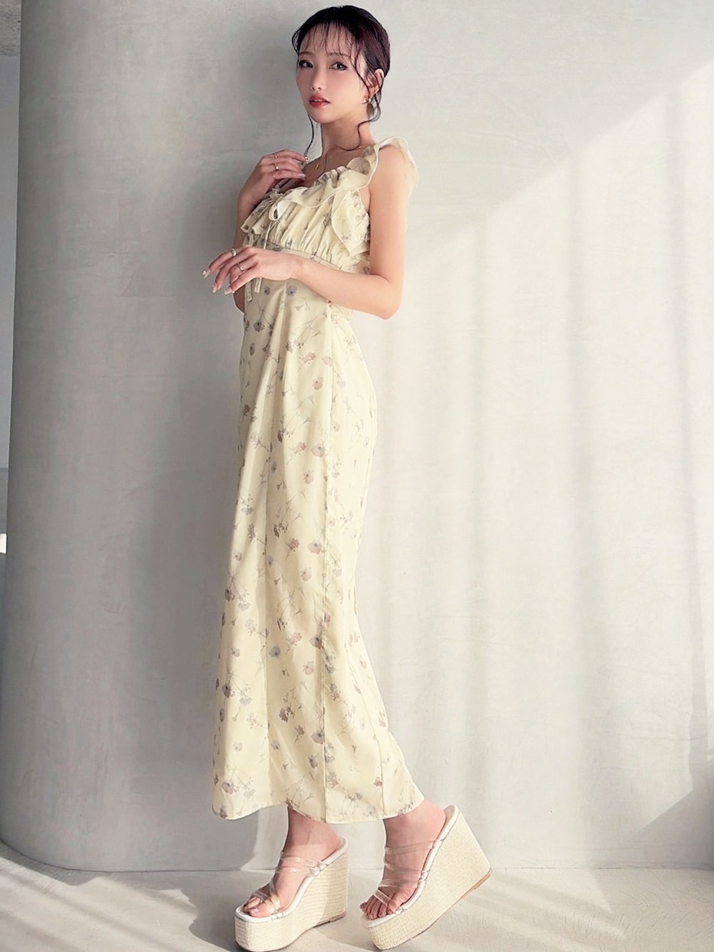 イエロー系のワンピース、ホワイト系のサンダルを着用したレディースの春コーディネートの3枚目の写真