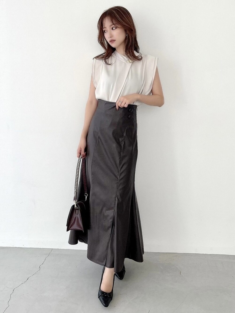 ホワイト系のシャツ/ブラウス、ブラウン系のスカートを着用したレディースの夏コーディネートの3枚目の写真