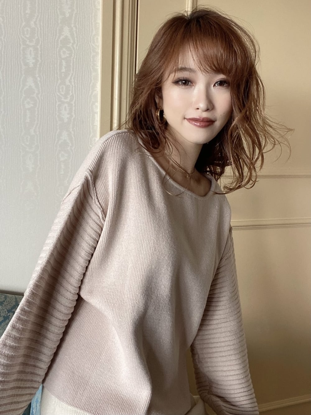 ピンク系のスカート、ピンク系のニット/セーターを着用したレディースの秋コーディネートの5枚目の写真