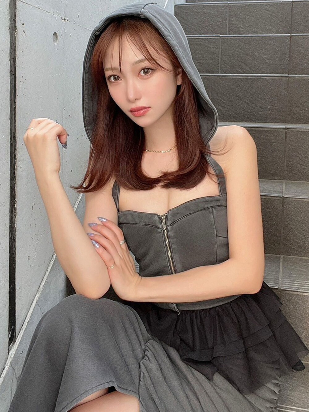 グレー系のキャミソール、グレー系のスカート、ブラック系のパンプスを着用したレディースの夏コーディネートの5枚目の写真