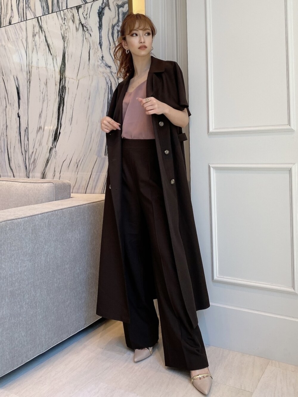 ブラウン系のその他アウター、ピンク系のキャミソール、ベージュ系のサンダルを着用したレディースの夏コーディネートの2枚目の写真