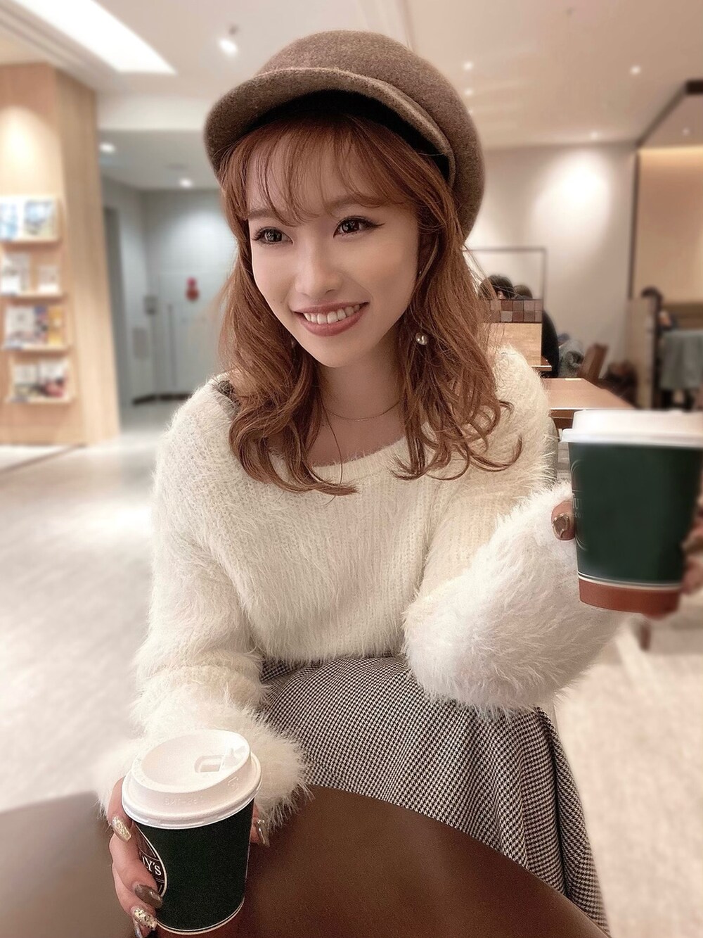 ホワイト系のカーディガン/ボレロを着用したレディースの冬コーディネートの2枚目の写真