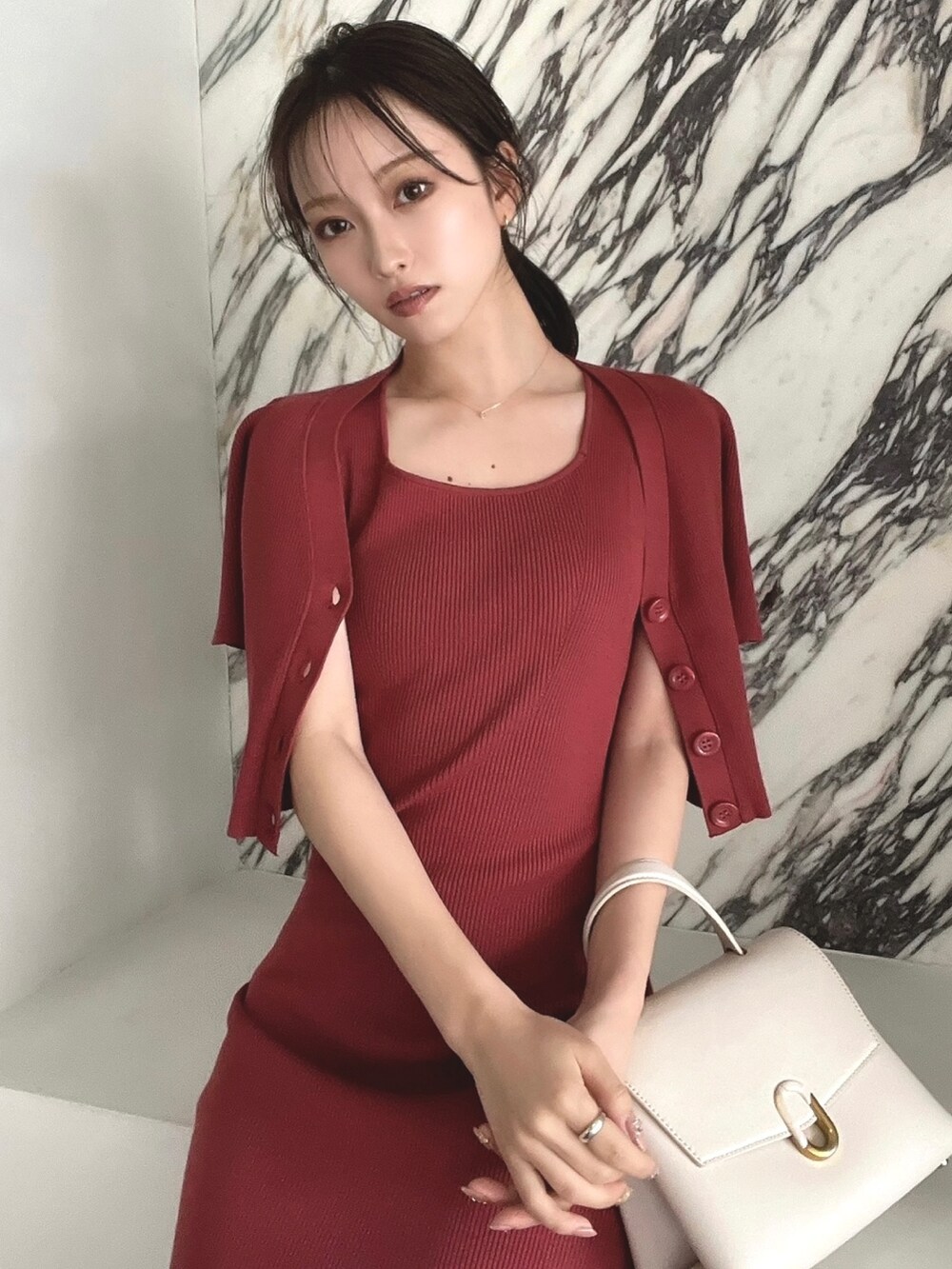 レッド系のワンピース、レッド系のカーディガン/ボレロ、ホワイト系のサンダルを着用したレディースの夏コーディネートの2枚目の写真