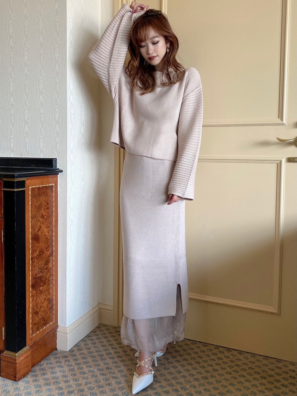 ピンク系のスカート、ピンク系のニット/セーターを着用したレディースの秋コーディネートの2枚目の写真