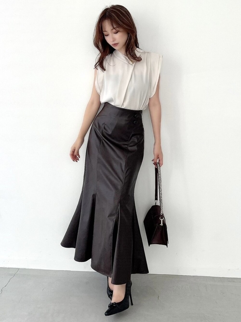 ホワイト系のシャツ/ブラウス、ブラウン系のスカートを着用したレディースの夏コーディネートの2枚目の写真