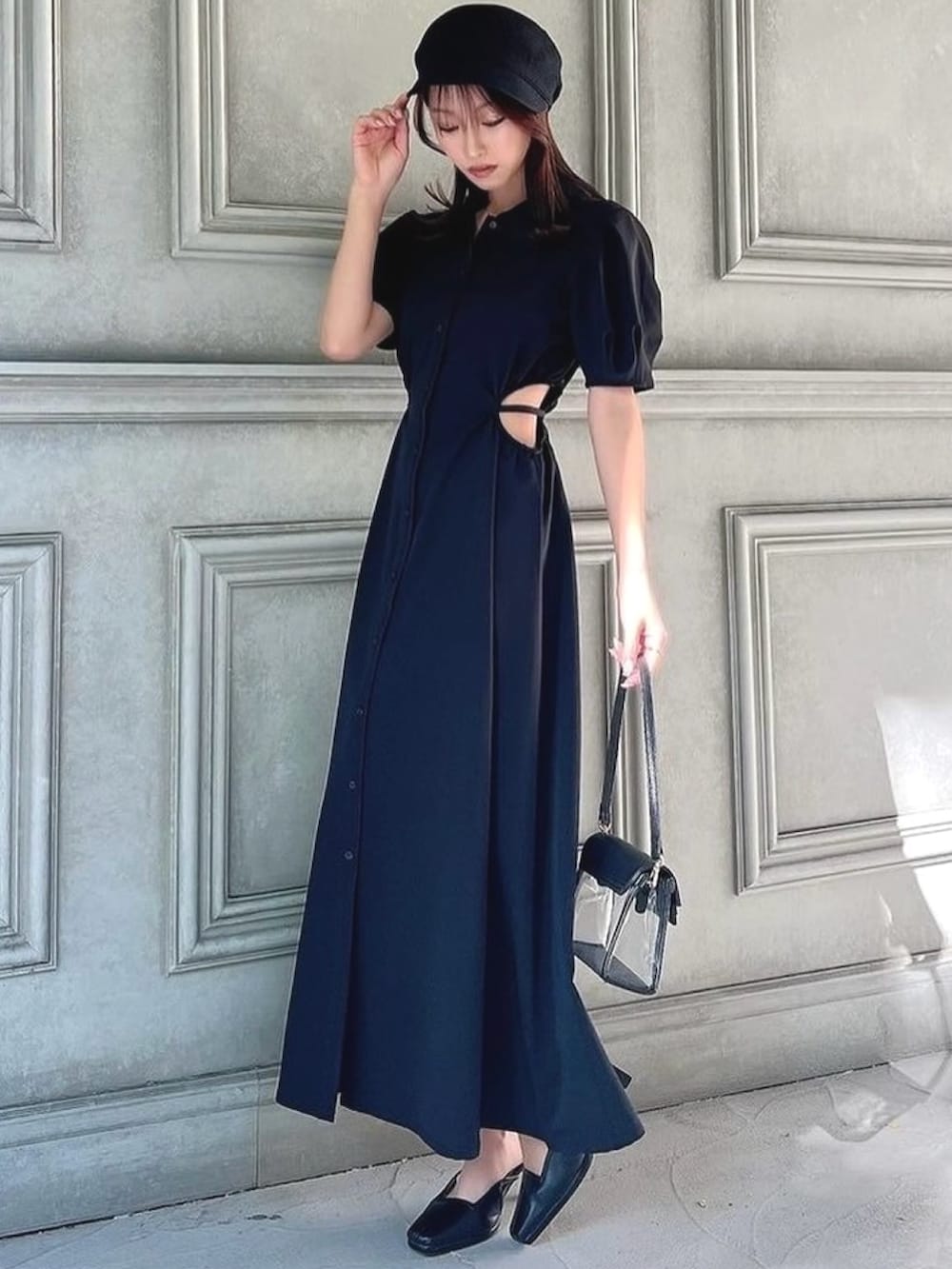 ホワイト系のテーラードジャケット、ブラック系のワンピース、ブラック系のハンドバッグを着用したレディースの春コーディネートの3枚目の写真