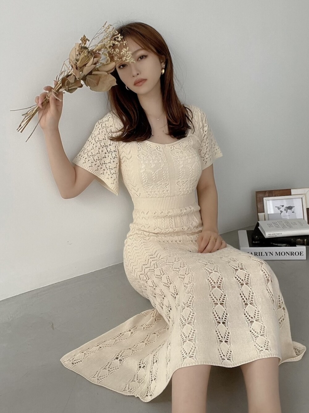 ホワイト系のワンピース、ベージュ系のサンダルを着用したレディースの春コーディネートの2枚目の写真