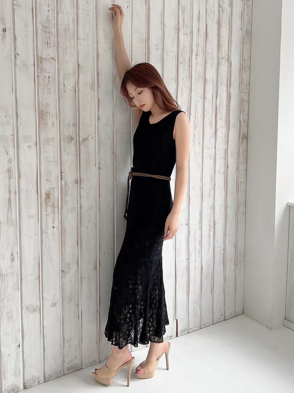 ブラック系のワンピース、ベージュ系のサンダルを着用したレディースの春コーディネートの5枚目の写真