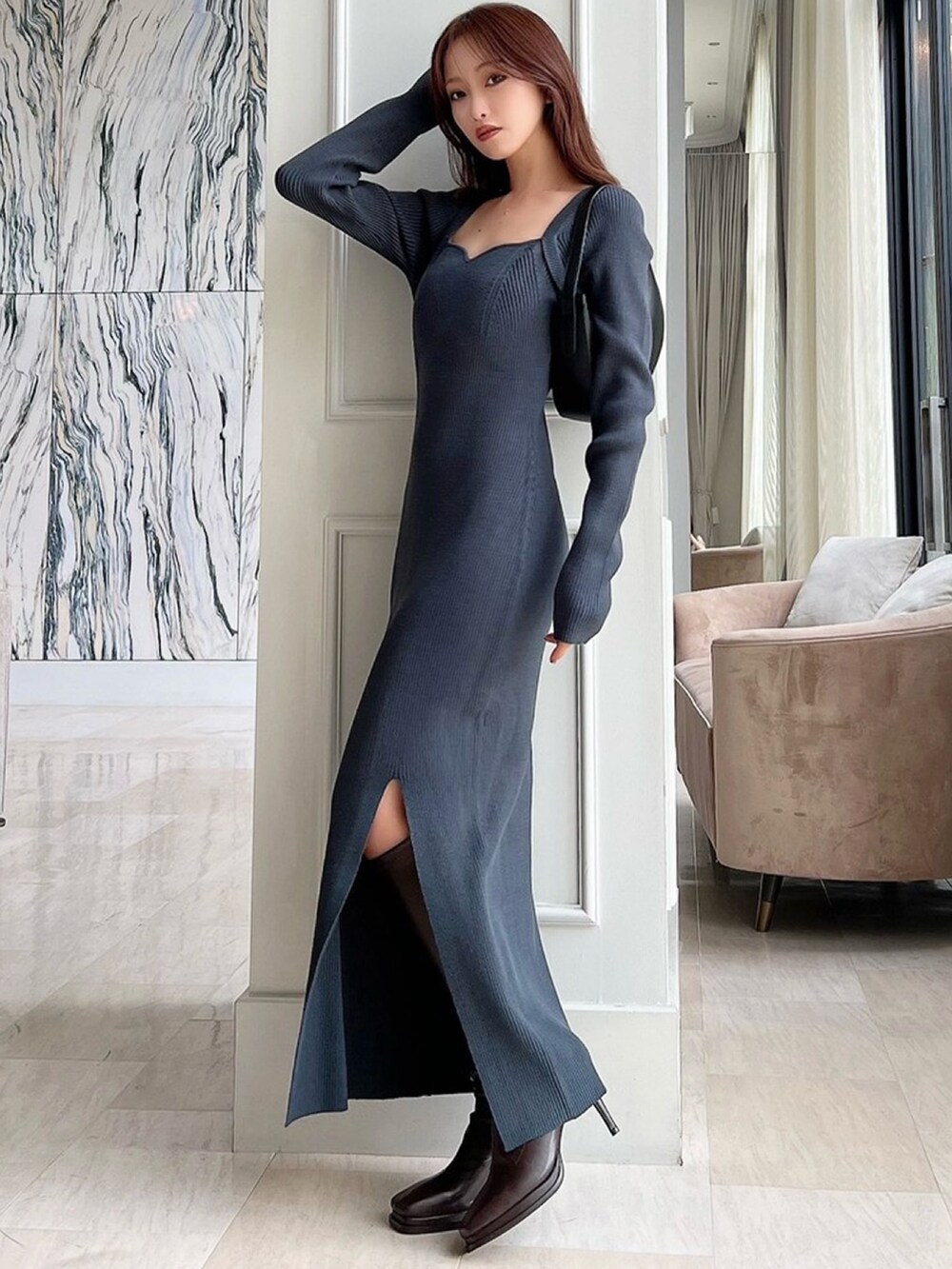 グリーン系のワンピース、ブラウン系のブーツ、ブラック系のハンドバッグを着用したレディースの秋コーディネートの3枚目の写真