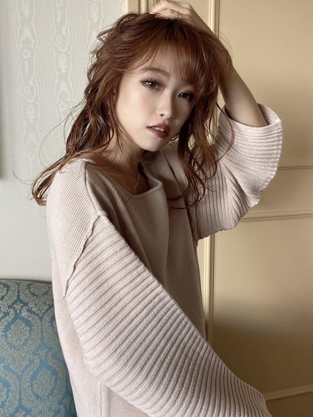 ピンク系のスカート、ピンク系のニット/セーターを着用したレディースの秋コーディネートの3枚目の写真