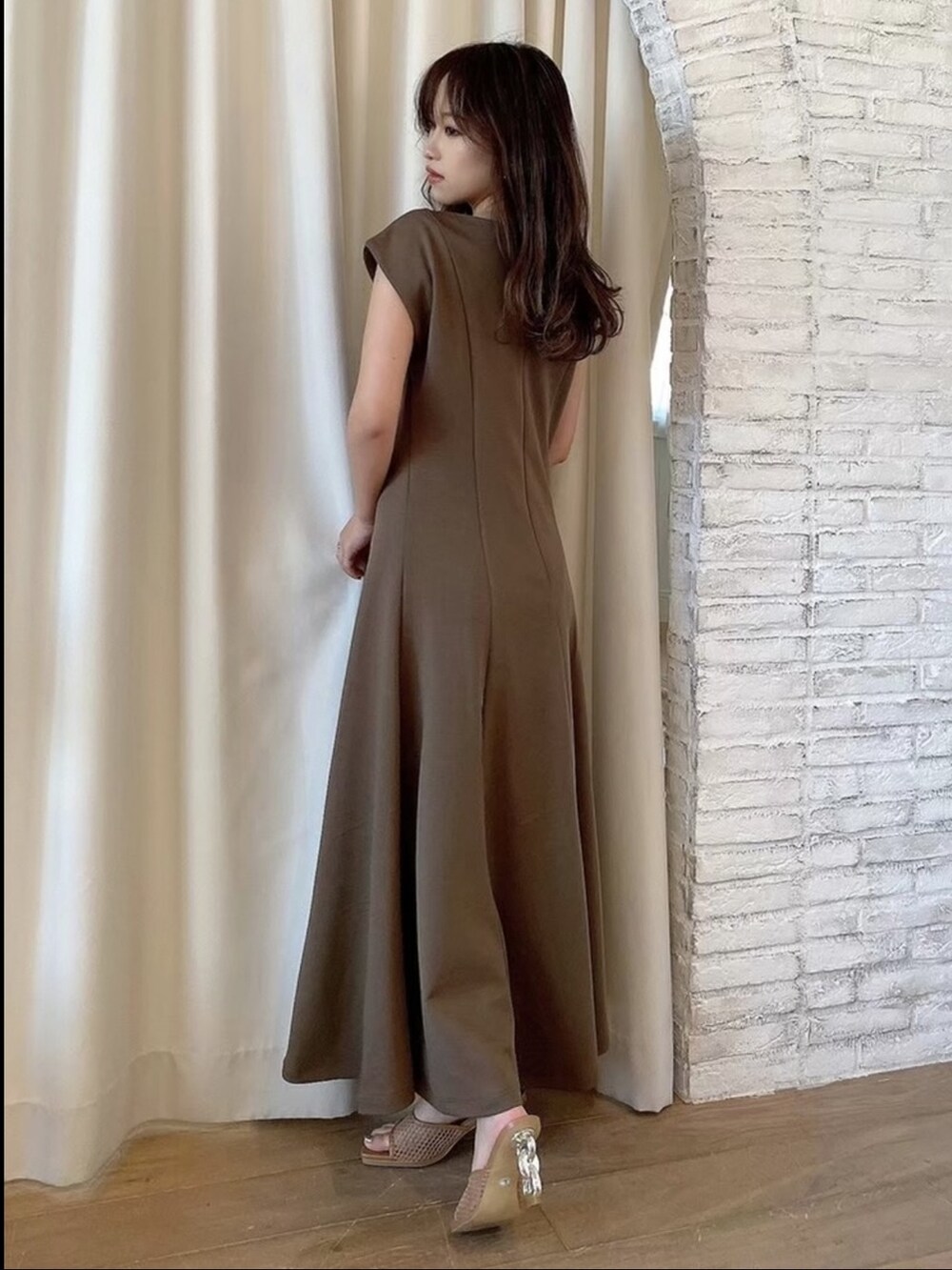 ブラウン系のワンピース、その他のサンダルを着用したレディースの春コーディネートの2枚目の写真