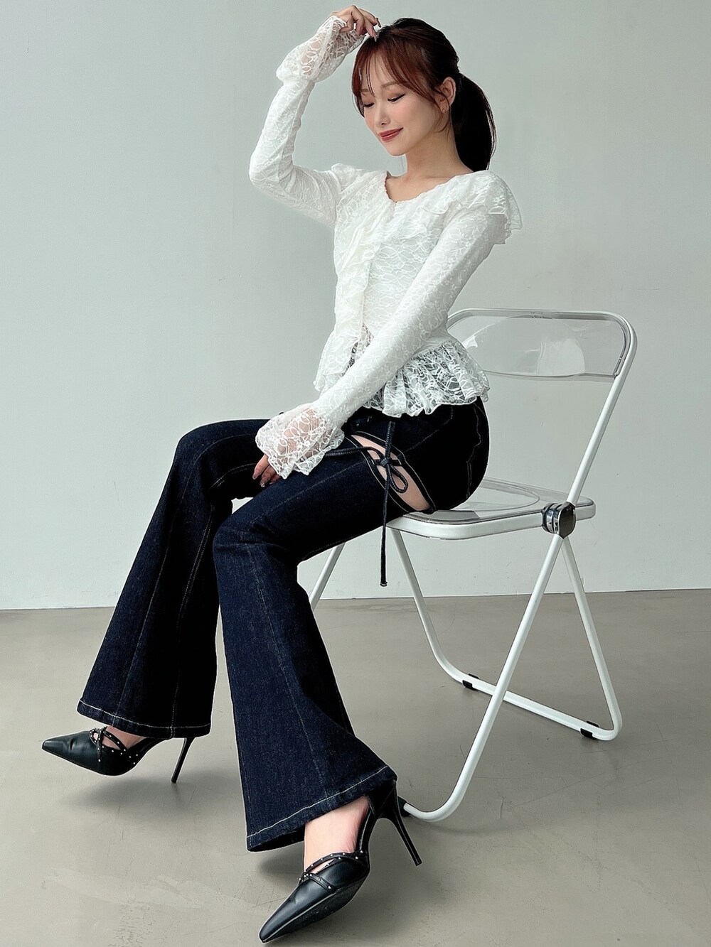 ブルー系のデニムパンツを着用したレディースの夏コーディネートの2枚目の写真