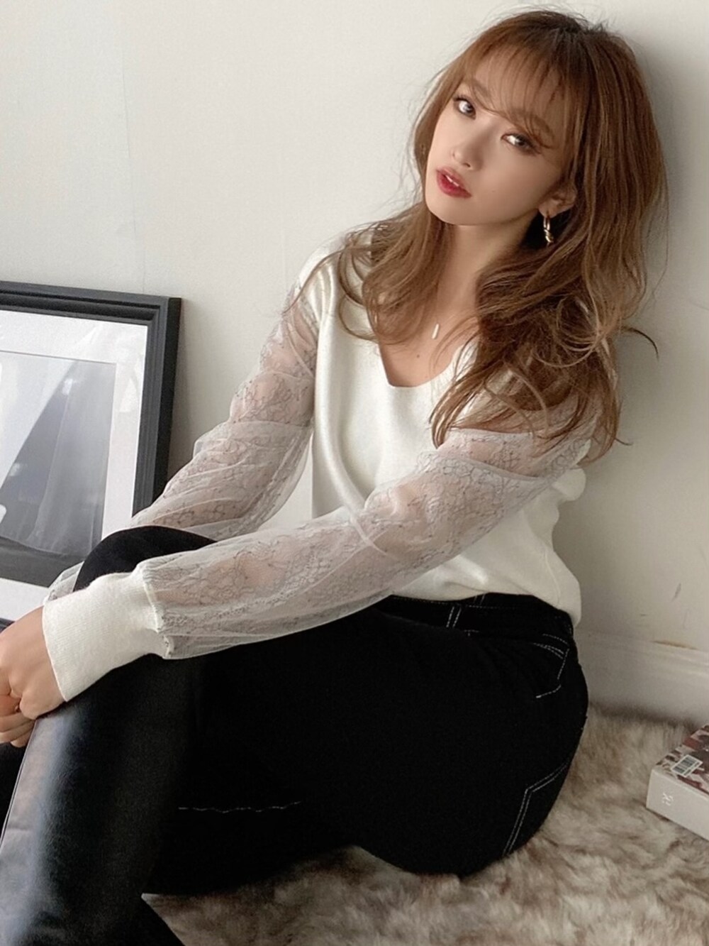 ブラック系のその他パンツ、ホワイト系のニット/セーターを着用したレディースの秋コーディネートの3枚目の写真