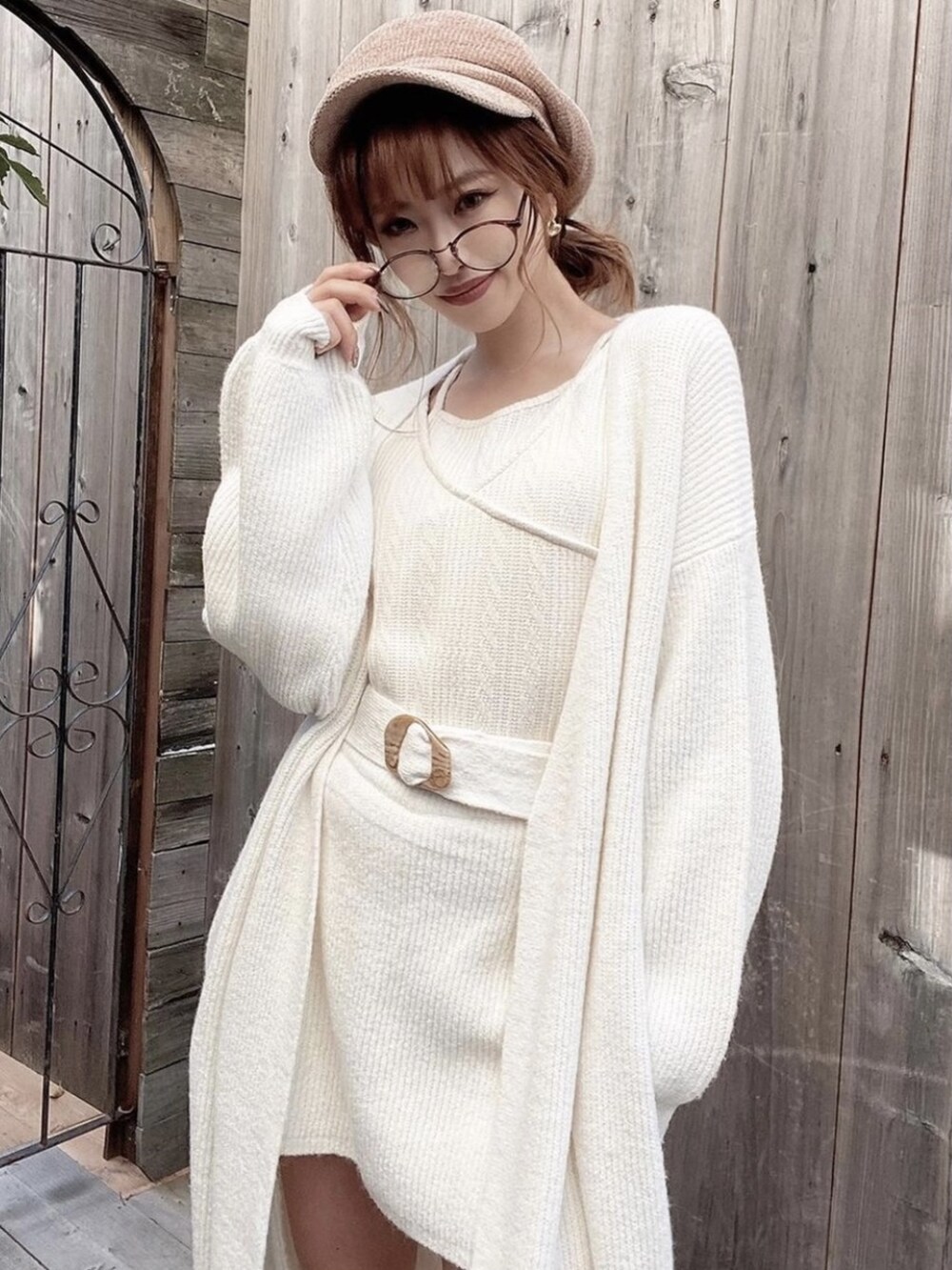 ホワイト系のカーディガン/ボレロ、ホワイト系のその他パンツ、ベージュ系のキャスケットを着用したレディースの冬コーディネートの3枚目の写真