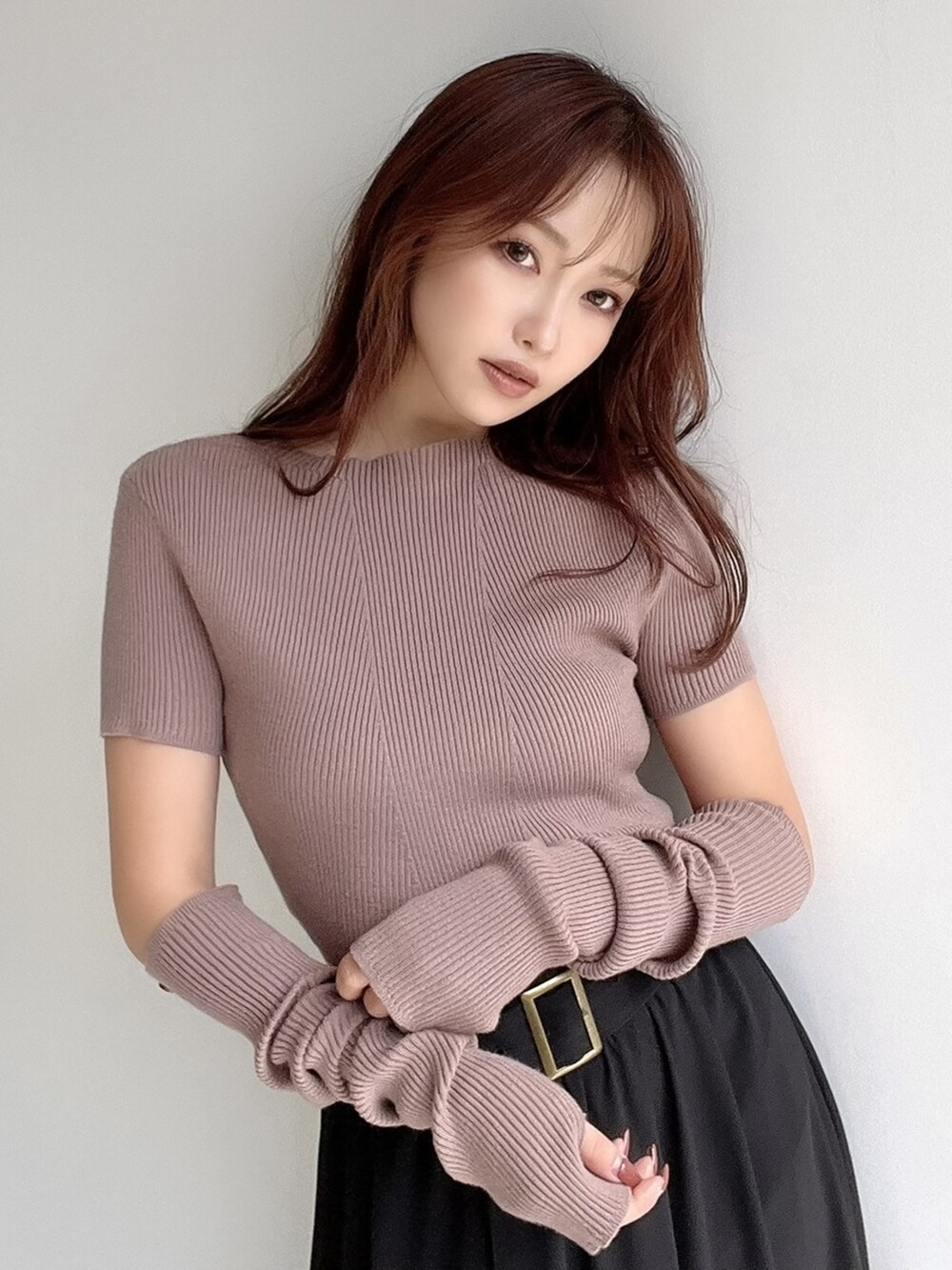 ベージュ系のニット/セーター、ブラック系のスカートを着用したレディースの秋コーディネートの2枚目の写真