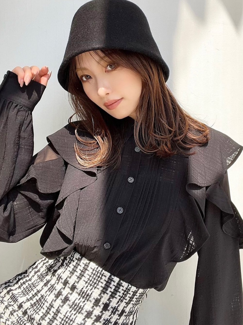 ブラック系のシャツ/ブラウス、ブラック系のスカート、ブラック系のブーツを着用したレディースの秋コーディネートの3枚目の写真