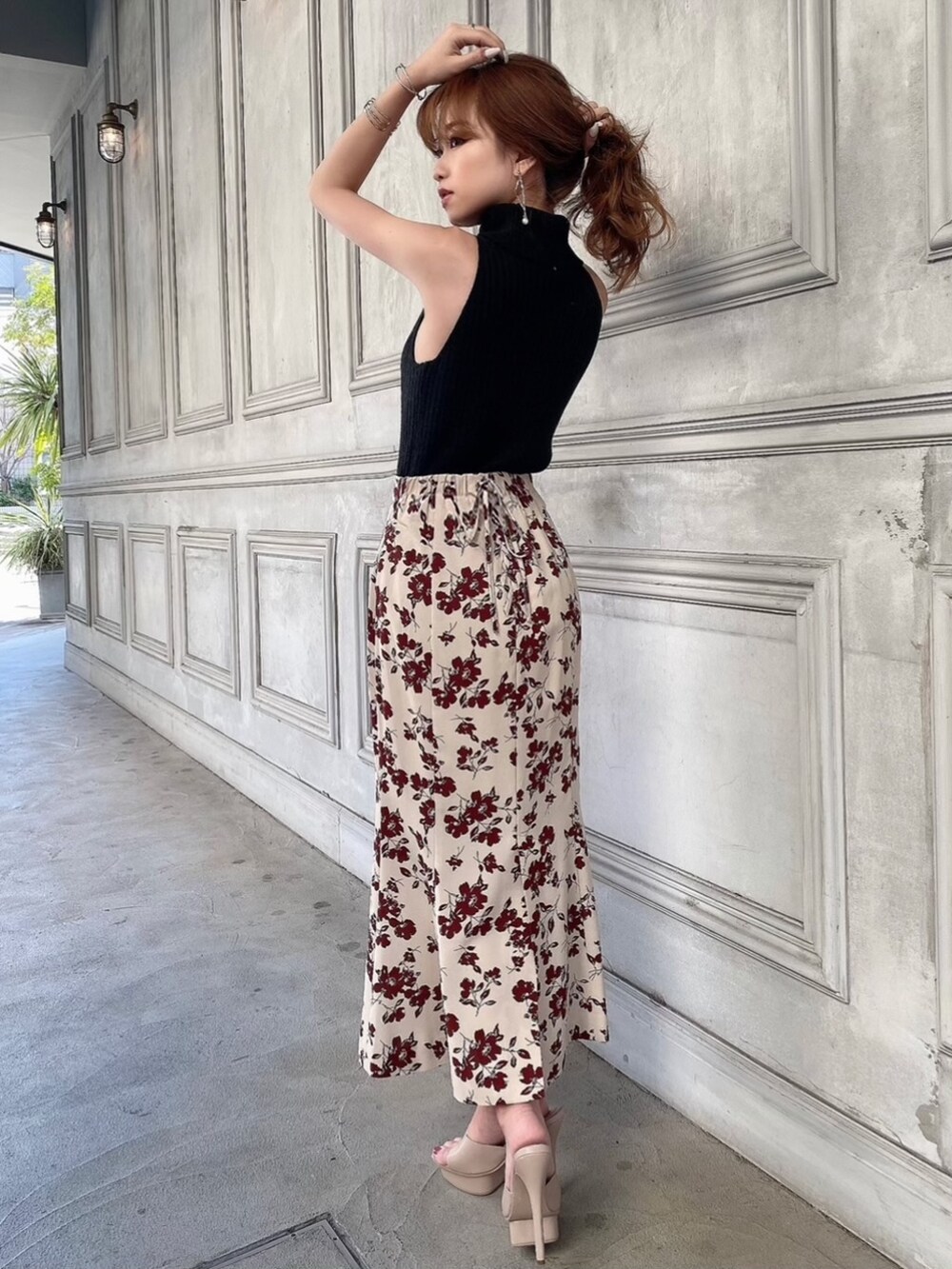 ベージュ系のサンダル、ブラック系のニット/セーターを着用したレディースの春コーディネートの2枚目の写真