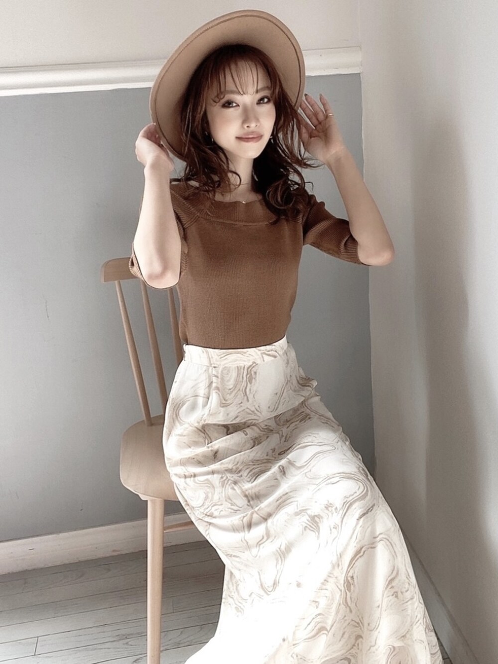 ベージュ系のハットを着用したレディースの冬コーディネートの2枚目の写真