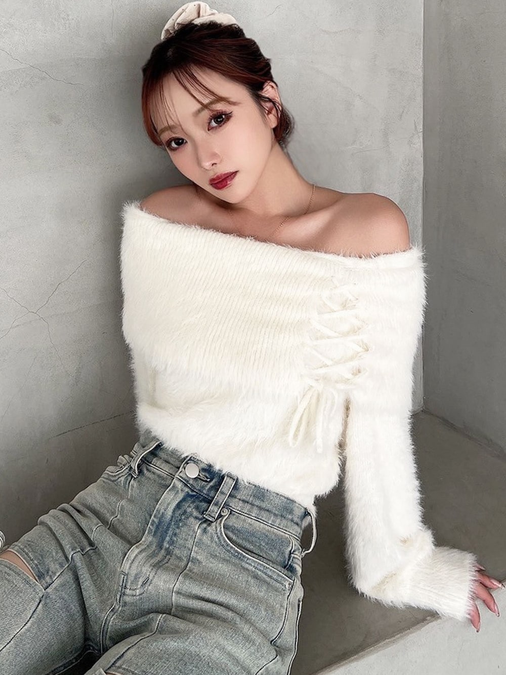 ブルー系のデニムパンツ、ホワイト系のニット/セーターを着用したレディースの秋コーディネートの6枚目の写真