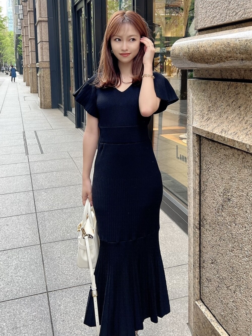 ブラック系のワンピースを着用したレディースの春コーディネートの3枚目の写真