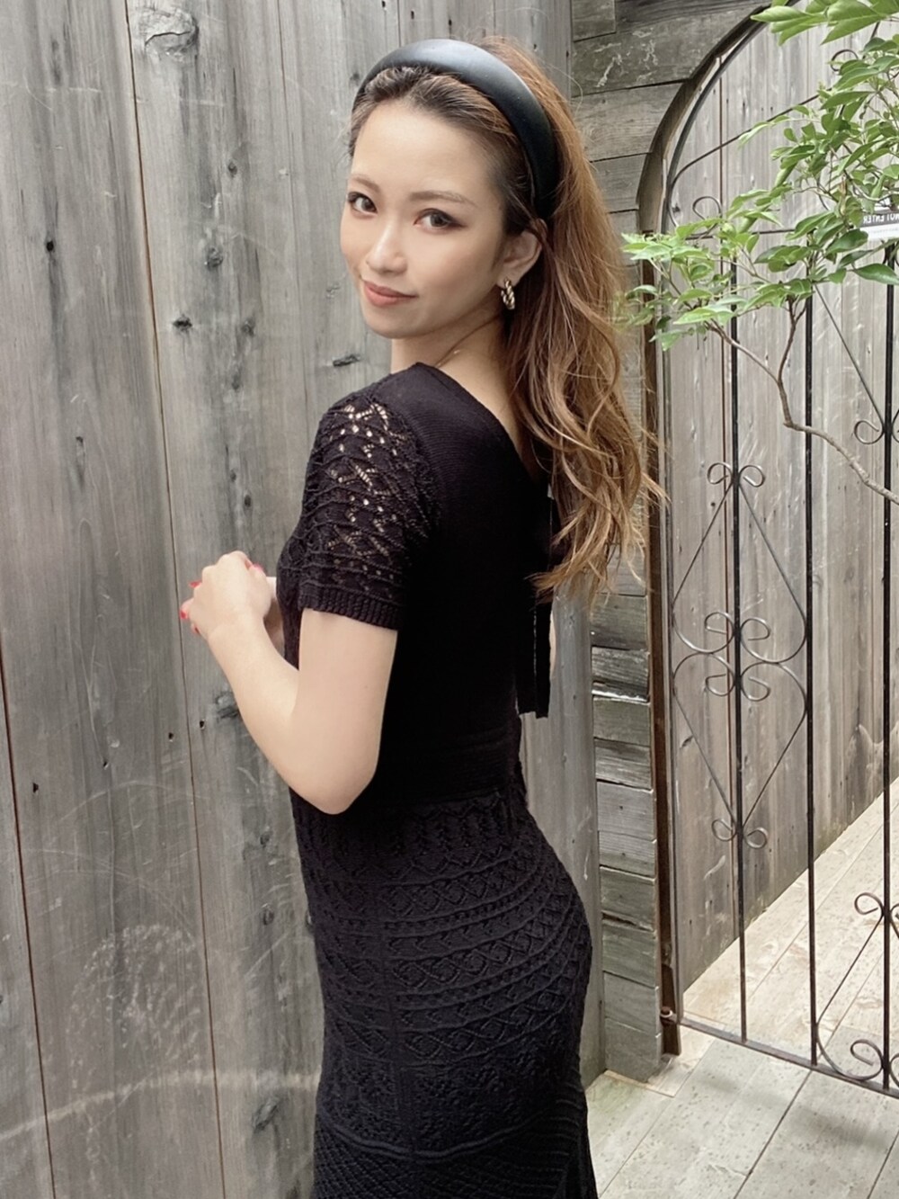 ブラック系のワンピース、ベージュ系のサンダル、ブラック系のカチューシャを着用したレディースの夏コーディネートの3枚目の写真