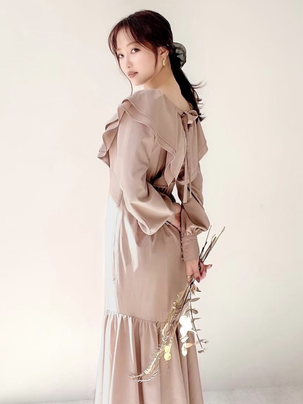 ブラック系のパンプス、ベージュ系のワンピースを着用したレディースの秋コーディネートの3枚目の写真