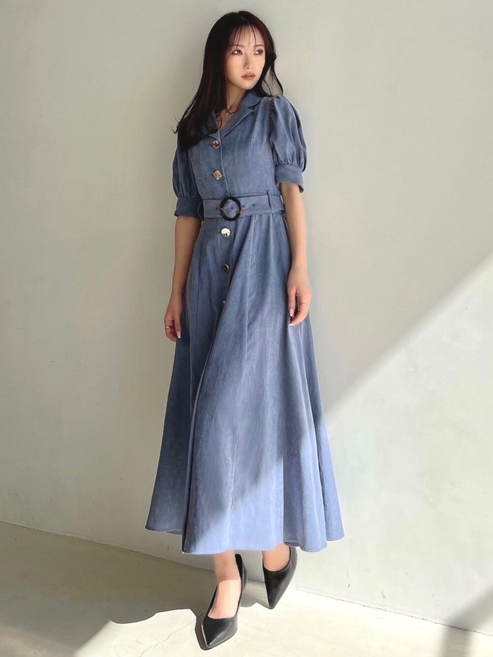 ブルー系のワンピースを着用したレディースの春コーディネートの2枚目の写真