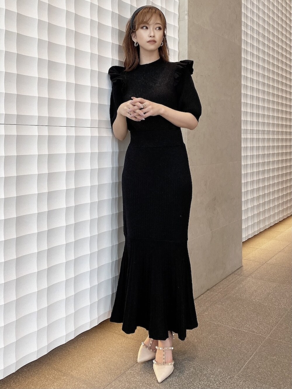 ホワイト系のパンプス、ブラック系のワンピース、ブラック系のカチューシャを着用したレディースの夏コーディネートの4枚目の写真