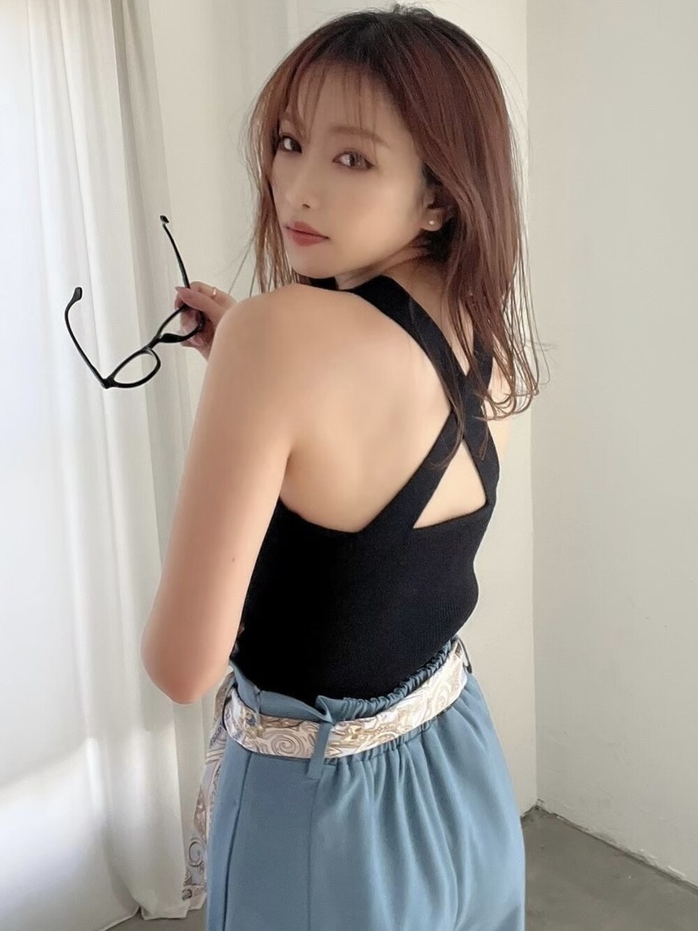 ブルー系のその他パンツ、ブラック系のタンクトップ、ブラック系のサンダルを着用したレディースの夏コーディネートの3枚目の写真
