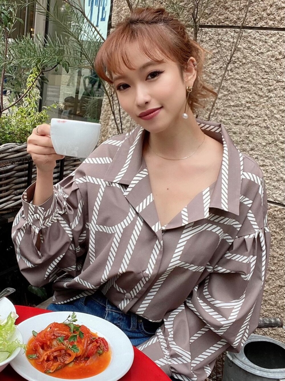 ブルー系のデニムパンツ、ホワイト系のパンプス、ベージュ系のハットを着用したレディースの冬コーディネートの2枚目の写真