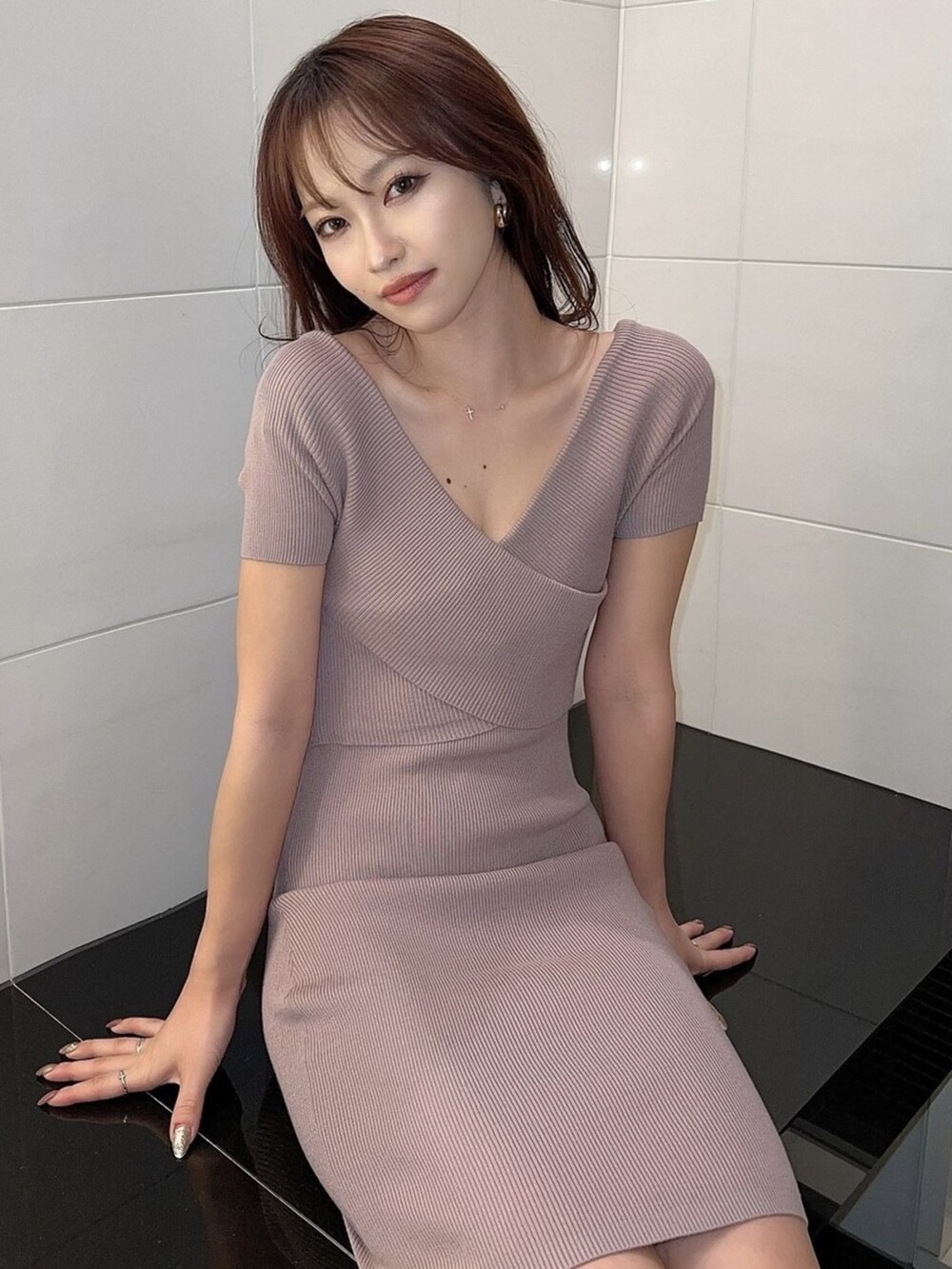 ピンク系のワンピースを着用したレディースの春コーディネートの3枚目の写真