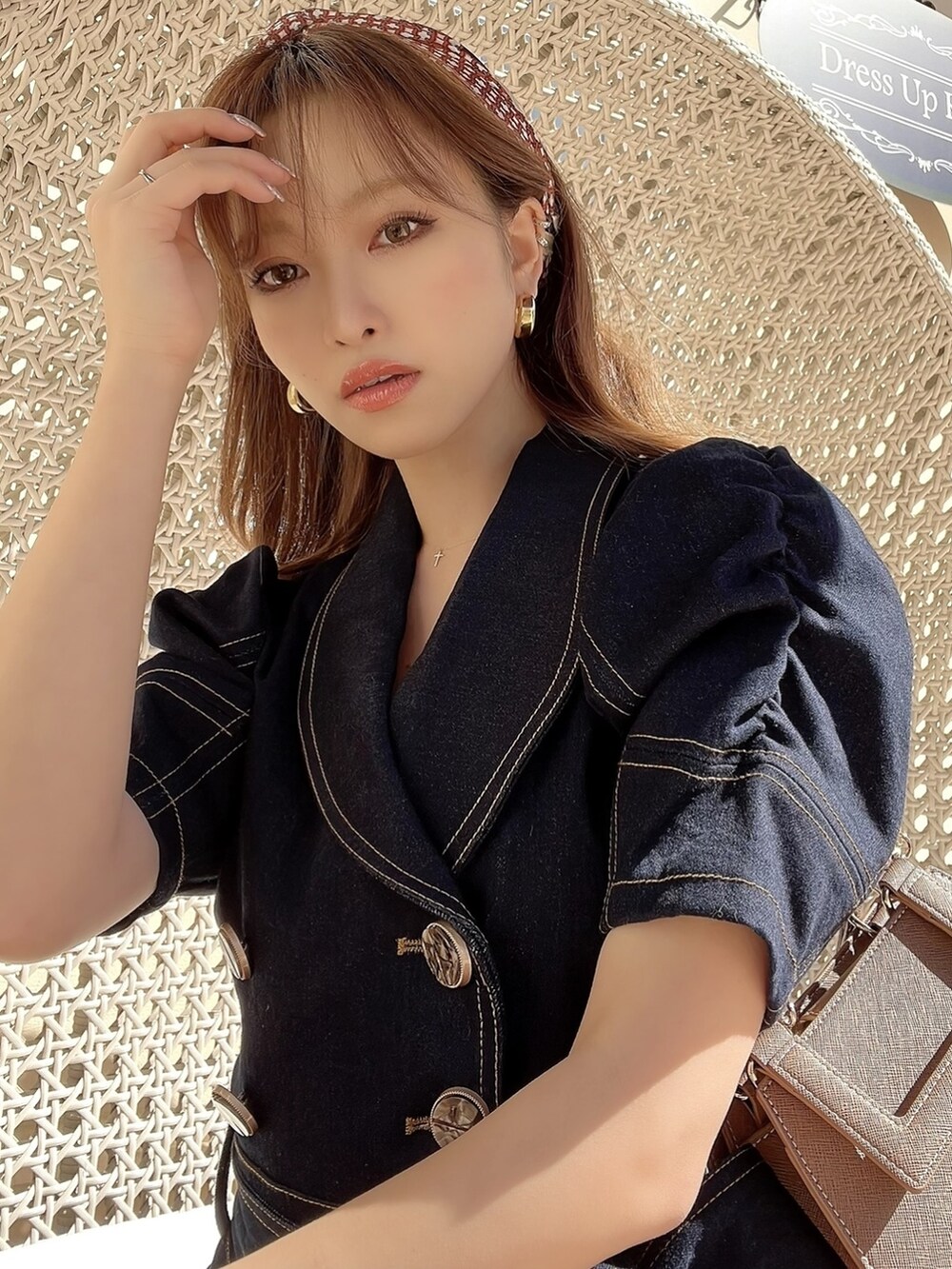 ブラウン系のサンダル、ブルー系のワンピース、ブラウン系のショルダーバッグを着用したレディースの春コーディネートの4枚目の写真