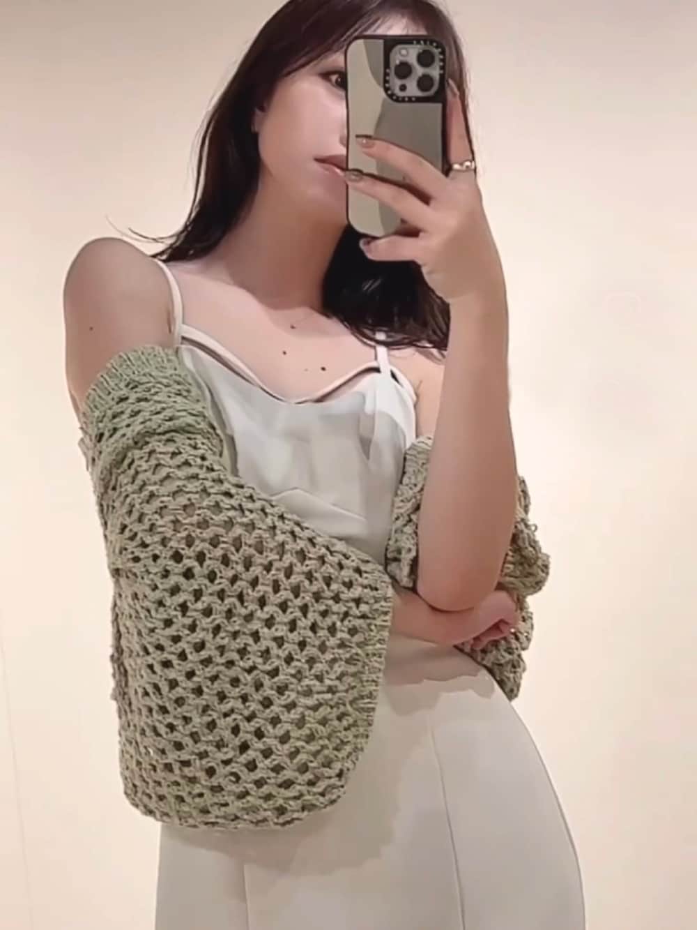 ホワイト系のワンピース、グリーン系のカーディガン/ボレロを着用したレディースの夏コーディネートの3枚目の写真