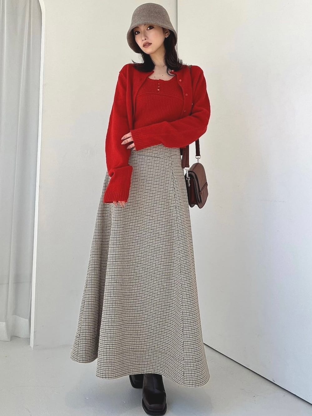 レッド系のカーディガン/ボレロ、その他のスカート、ブラウン系のショルダーバッグを着用したレディースの夏コーディネートの3枚目の写真