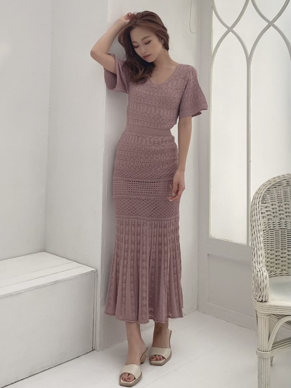 ホワイト系のサンダルを着用したレディースの冬コーディネートの3枚目の写真