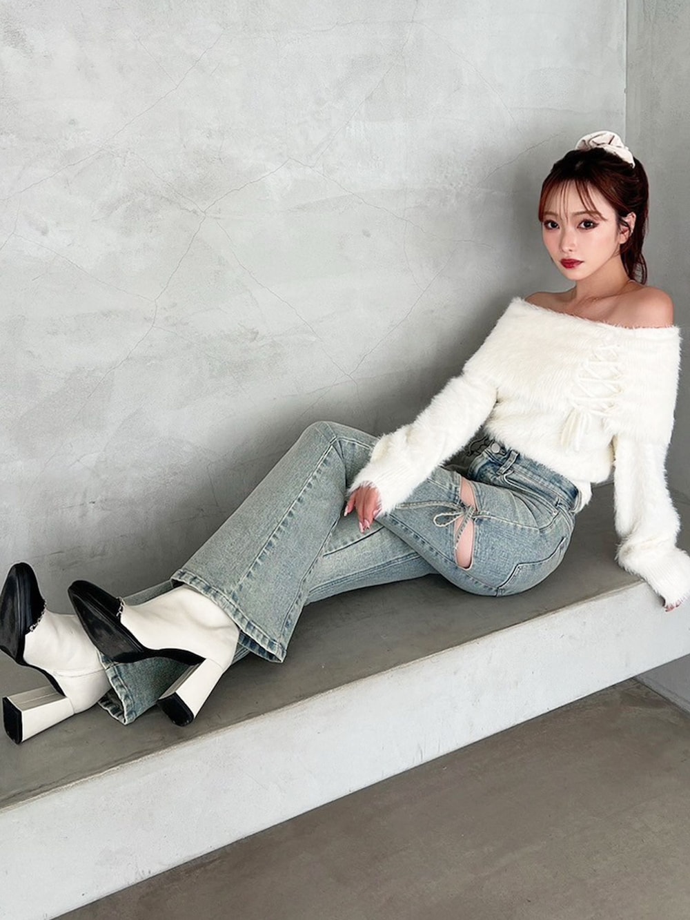 ブルー系のデニムパンツ、ホワイト系のニット/セーターを着用したレディースの秋コーディネートの7枚目の写真