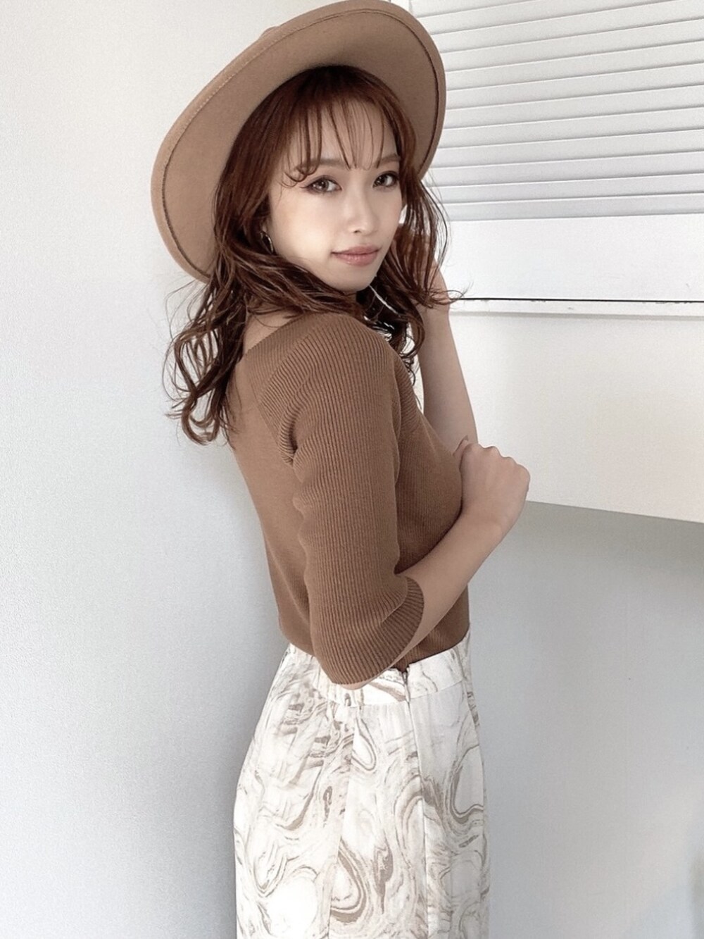 ベージュ系のハットを着用したレディースの冬コーディネートの3枚目の写真