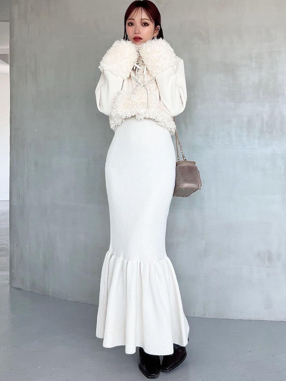 ホワイト系のブルゾン、ホワイト系のワンピースを着用したレディースの秋コーディネートの2枚目の写真