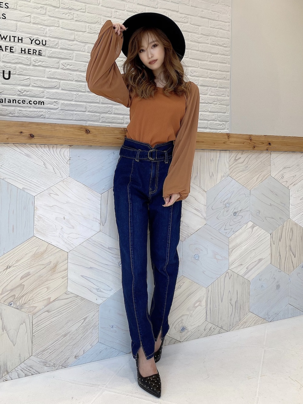 ブルー系のデニムパンツ、ブラウン系のTシャツ/カットソー、ブラック系のハットを着用したレディースの夏コーディネートの4枚目の写真