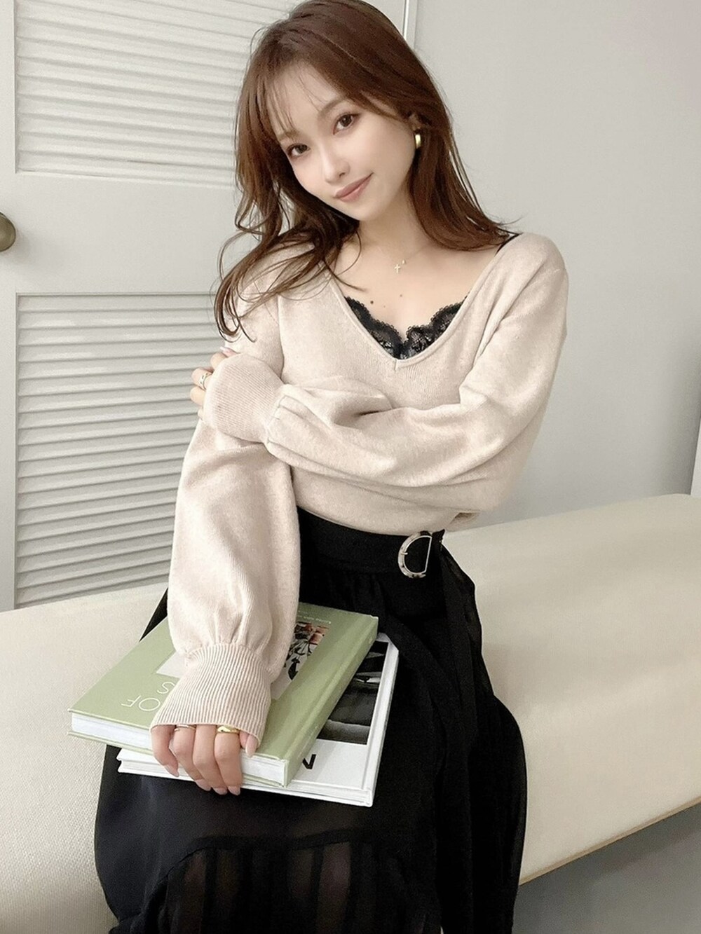 ブラック系のパンプス、ブラック系のスカート、ベージュ系のニット/セーターを着用したレディースの秋コーディネートの3枚目の写真