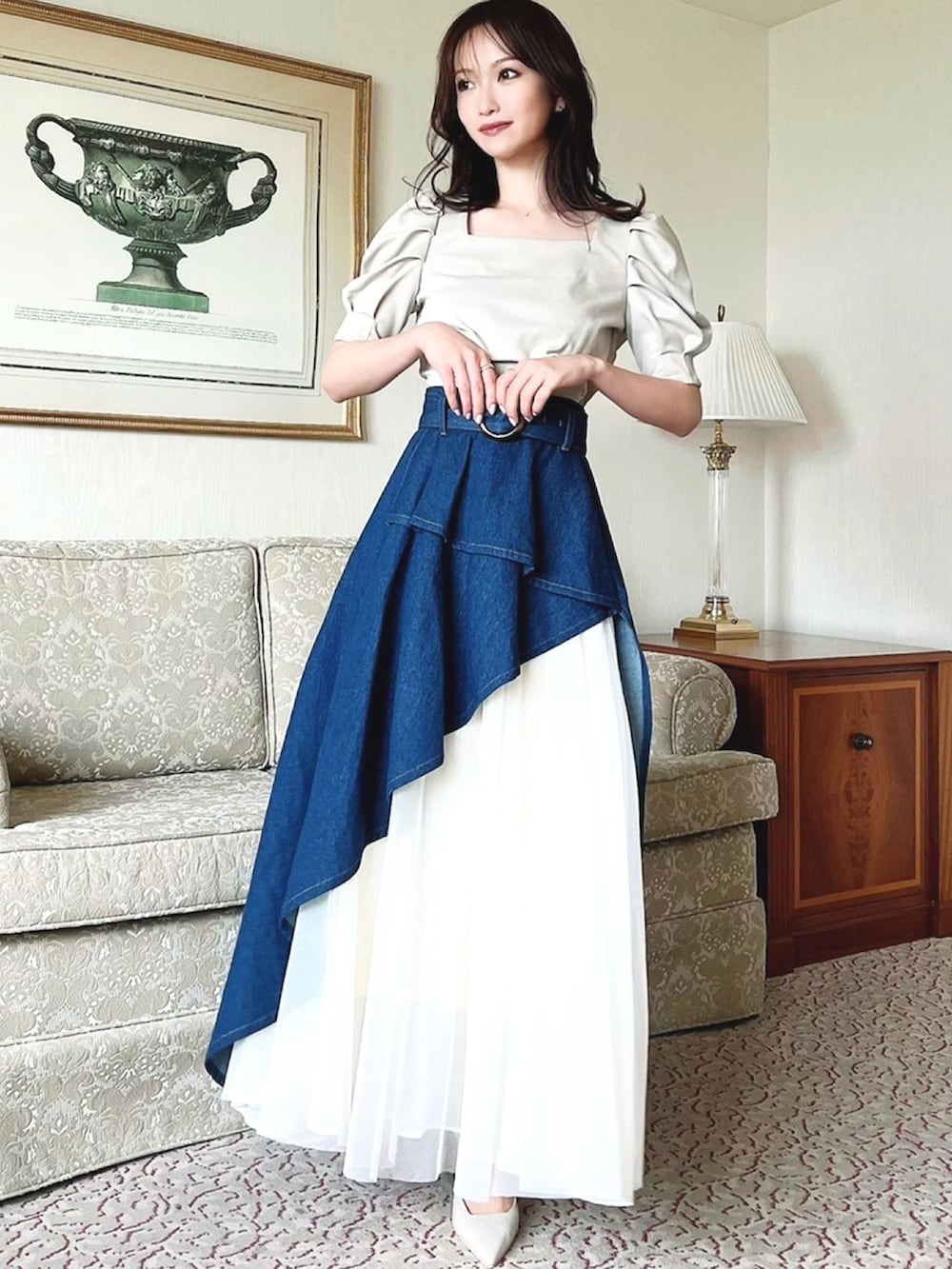 ベージュ系のTシャツ/カットソー、ベージュ系のサンダル、ブルー系のスカートを着用したレディースの夏コーディネートの3枚目の写真