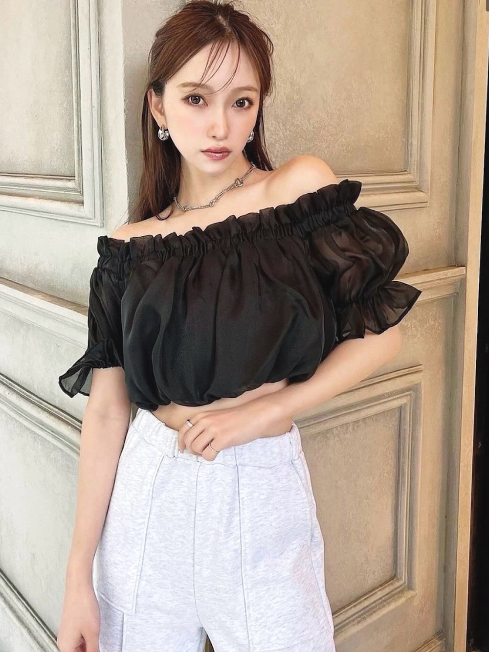 ブラック系のシャツ/ブラウス、グレー系のスウェットパンツ、ブラック系のスリッポンを着用したレディースの春コーディネートの3枚目の写真