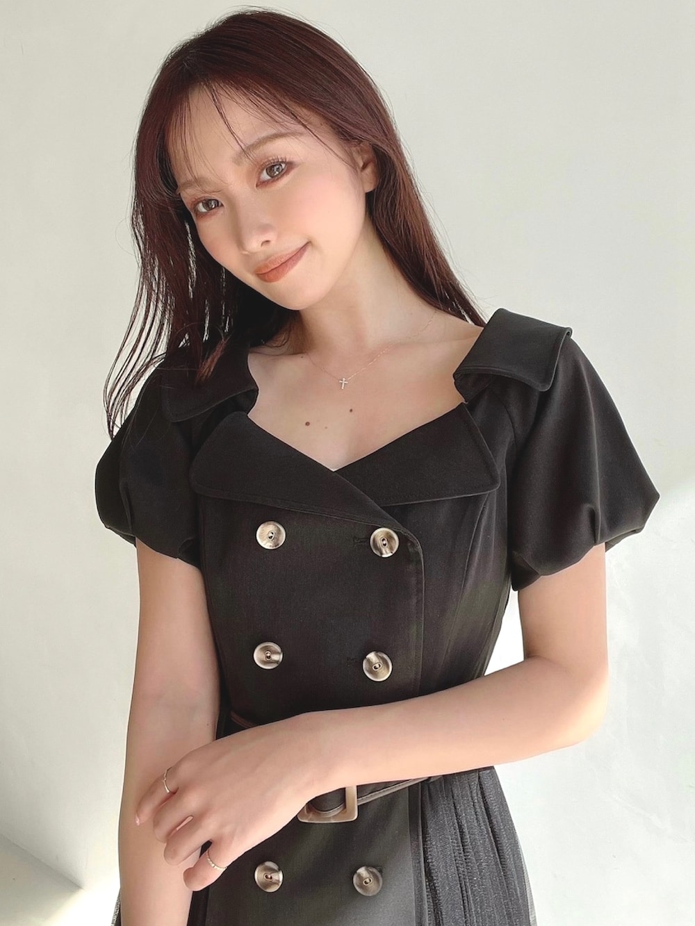 ブラック系のワンピースを着用したレディースの春コーディネートの3枚目の写真