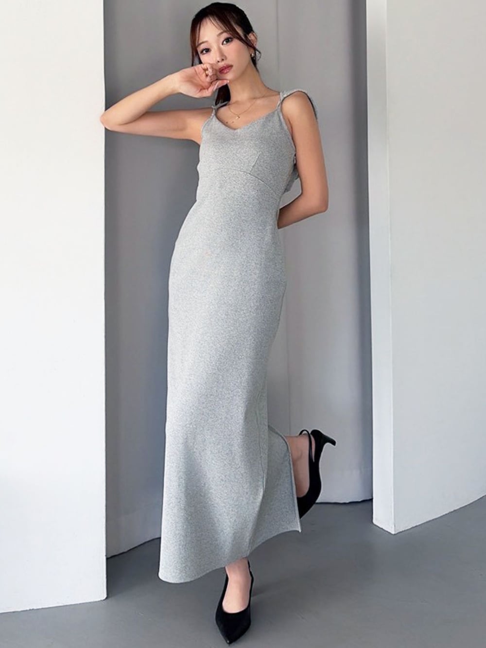 グレー系のワンピース、ブラック系のパンプスを着用したレディースの冬コーディネートの2枚目の写真