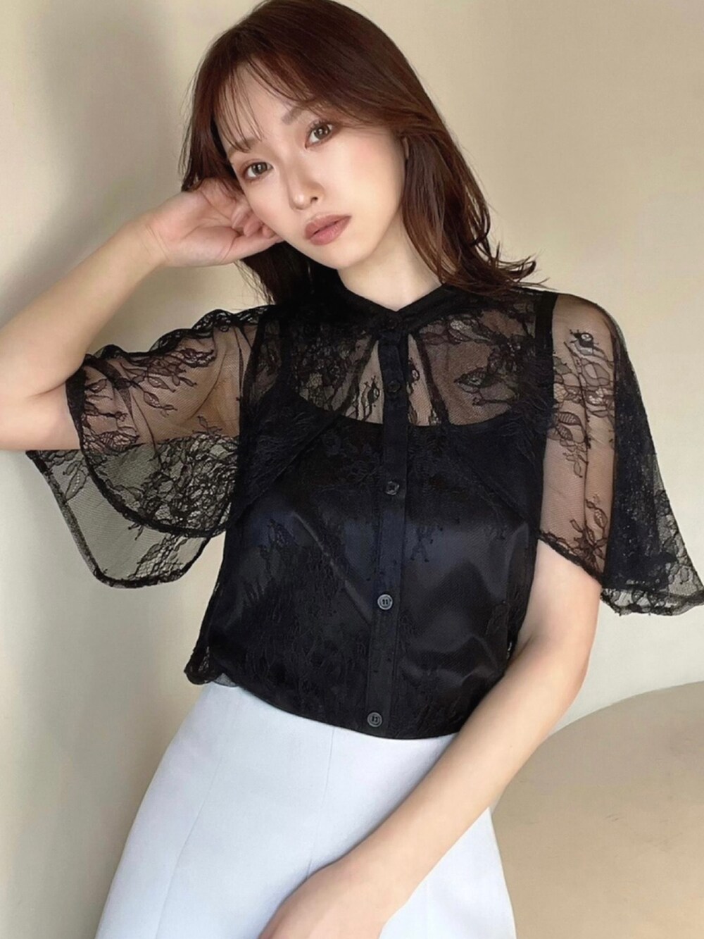 ブラック系のシャツ/ブラウス、ブルー系のスカートを着用したレディースの春コーディネートの2枚目の写真