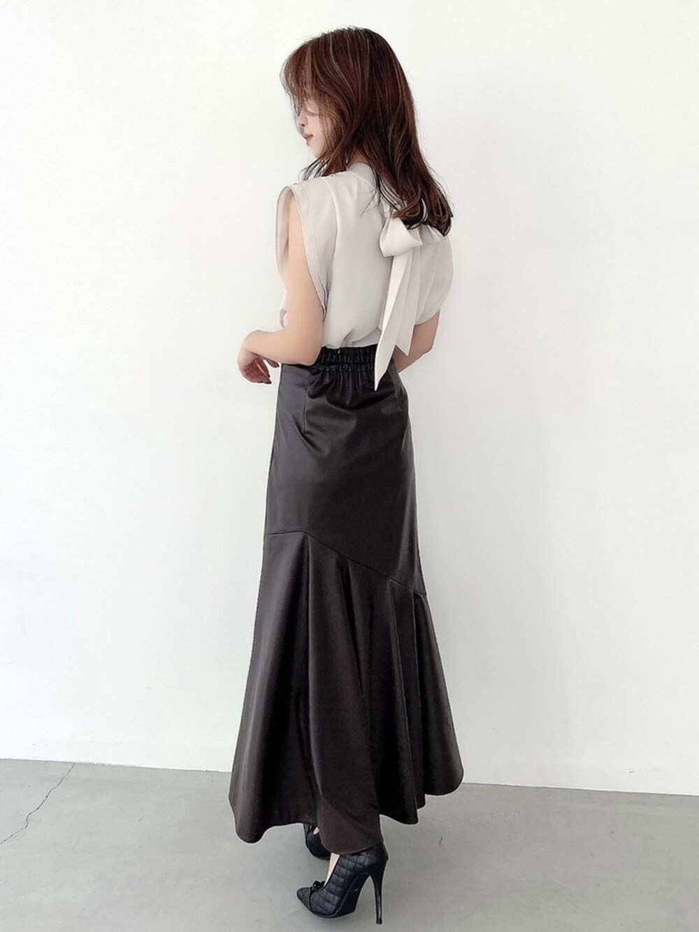 ホワイト系のシャツ/ブラウス、ブラウン系のスカートを着用したレディースの夏コーディネートの4枚目の写真