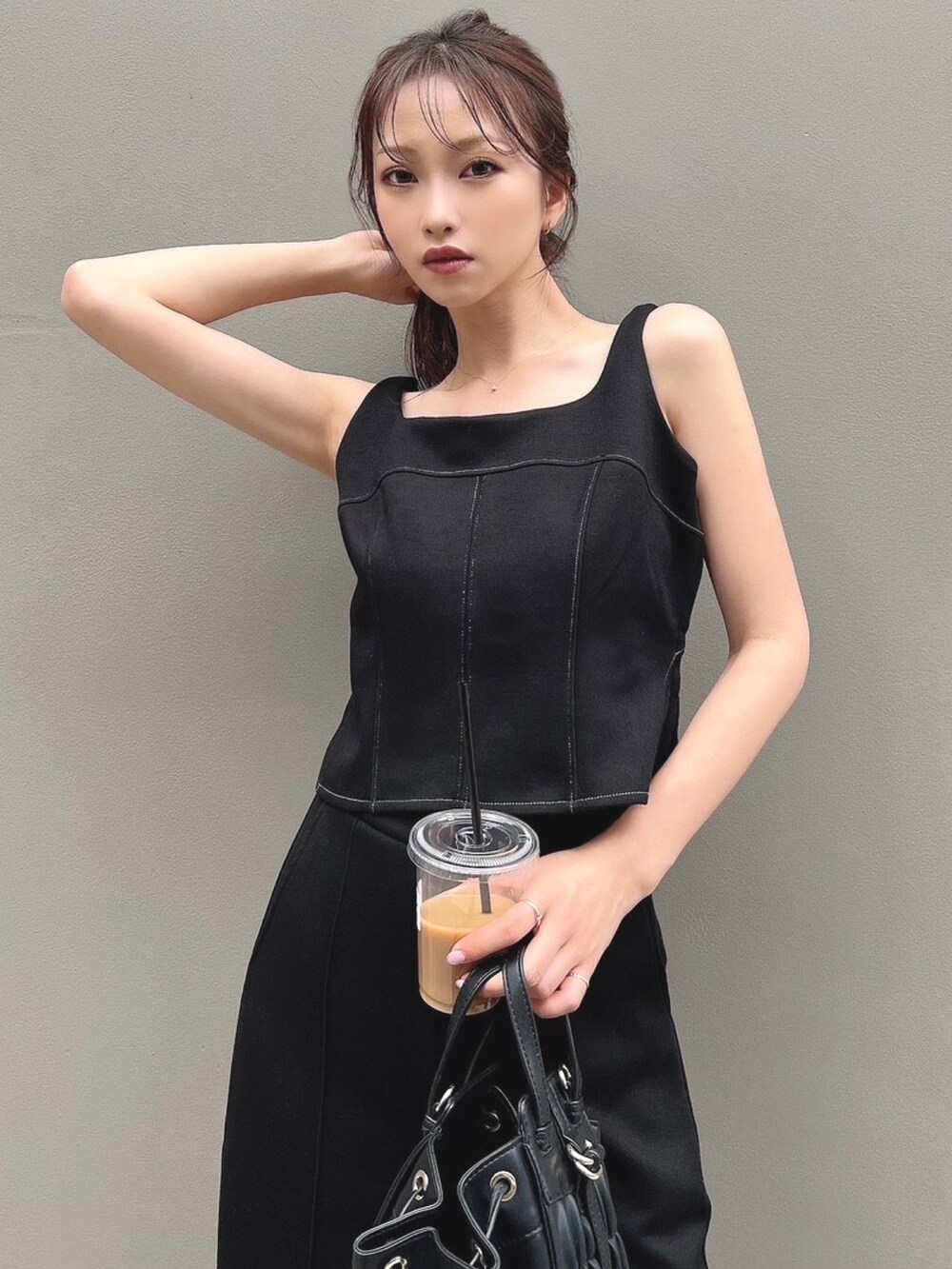 ブラック系のスウェット、ブラック系のスウェットパンツ、ブラック系のハンドバッグを着用したレディースの夏コーディネートの6枚目の写真