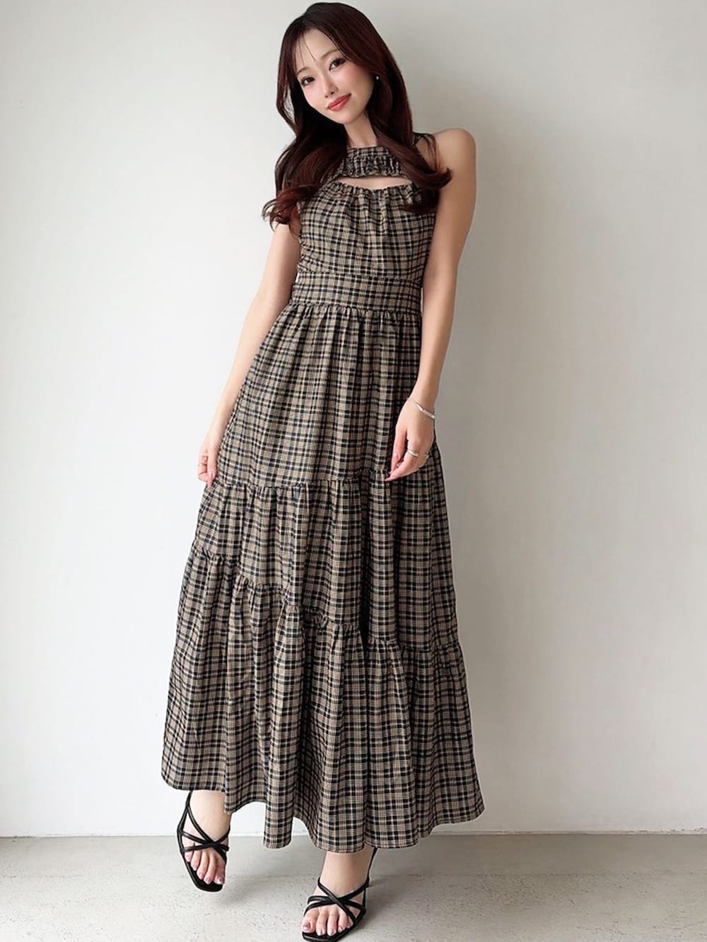 イエロー系のワンピースを着用したレディースの春コーディネートの2枚目の写真