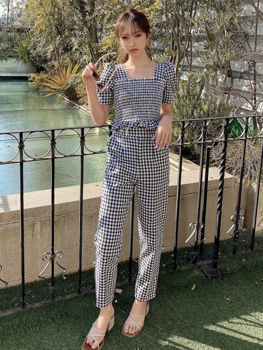 ベージュ系のサンダル、その他のシャツ/ブラウス、その他のその他パンツを着用したレディースの春コーディネートの3枚目の写真