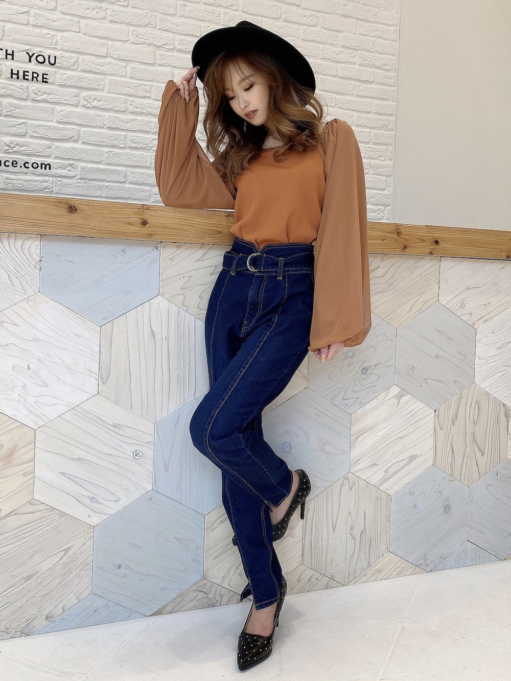 ブルー系のデニムパンツ、ブラウン系のTシャツ/カットソー、ブラック系のハットを着用したレディースの夏コーディネートの3枚目の写真